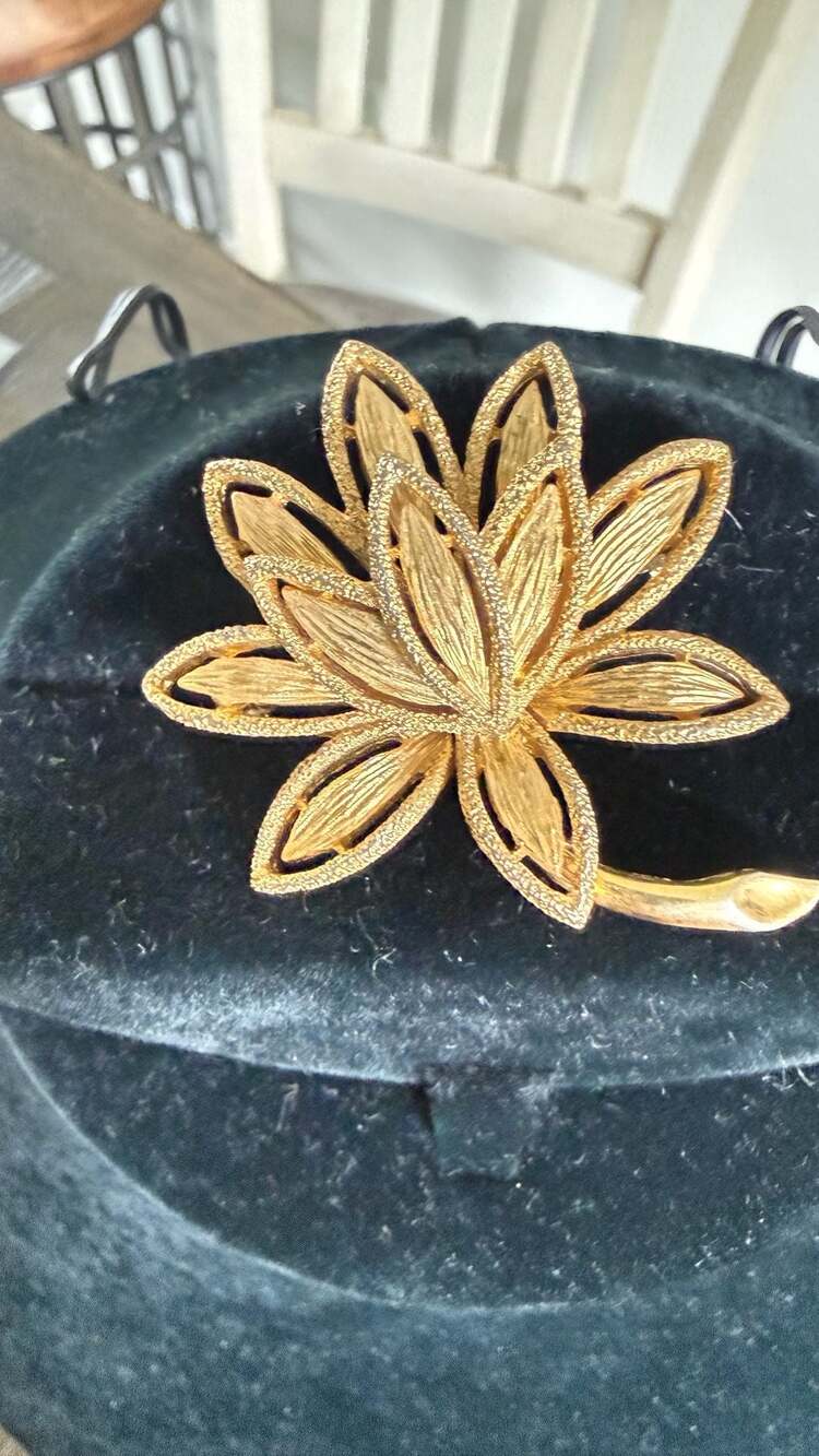 Vintage Avon Gold Tone Lotus Flower Brooch Pin